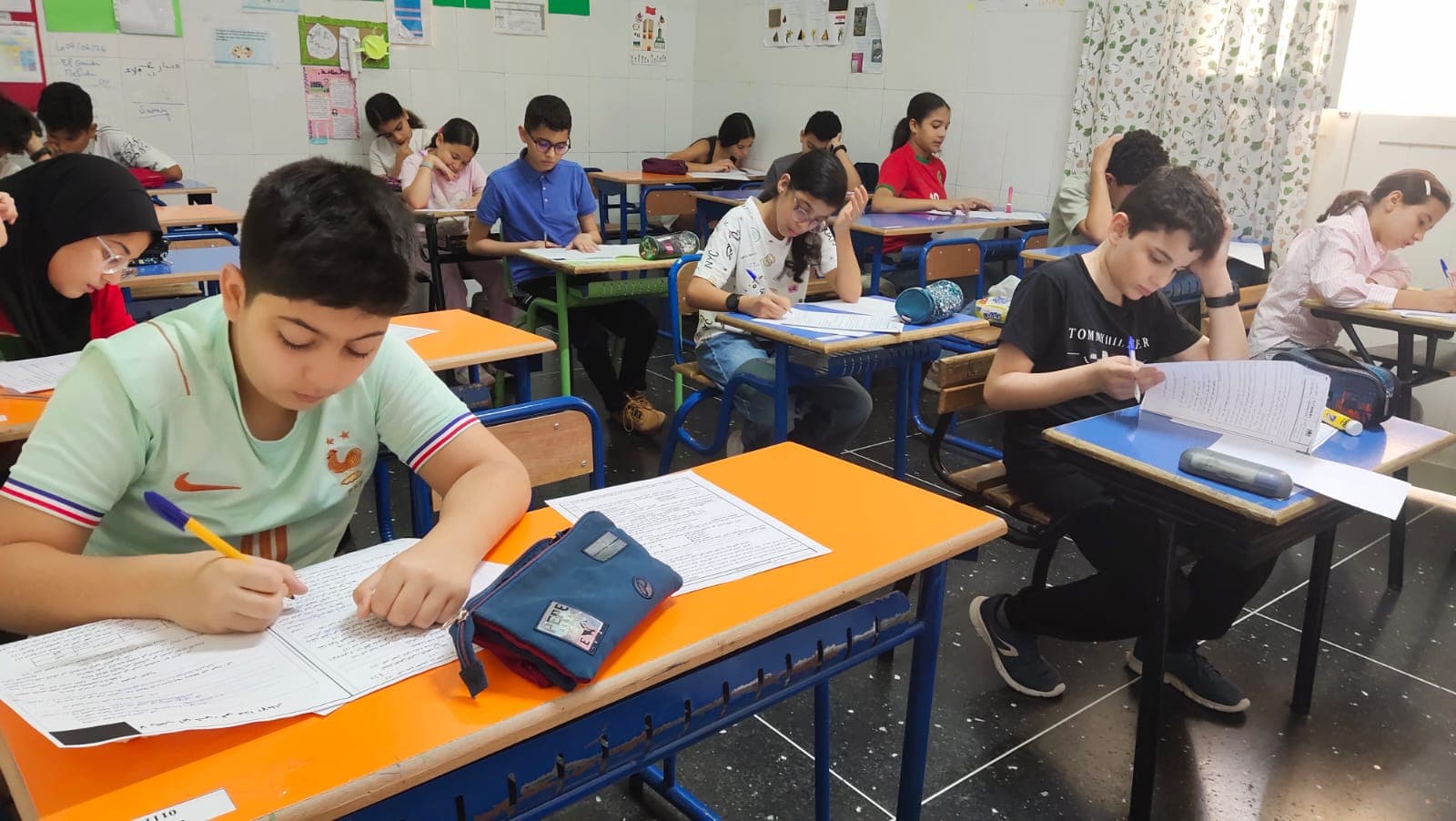 Classe primaire — travail concentré et bienveillant