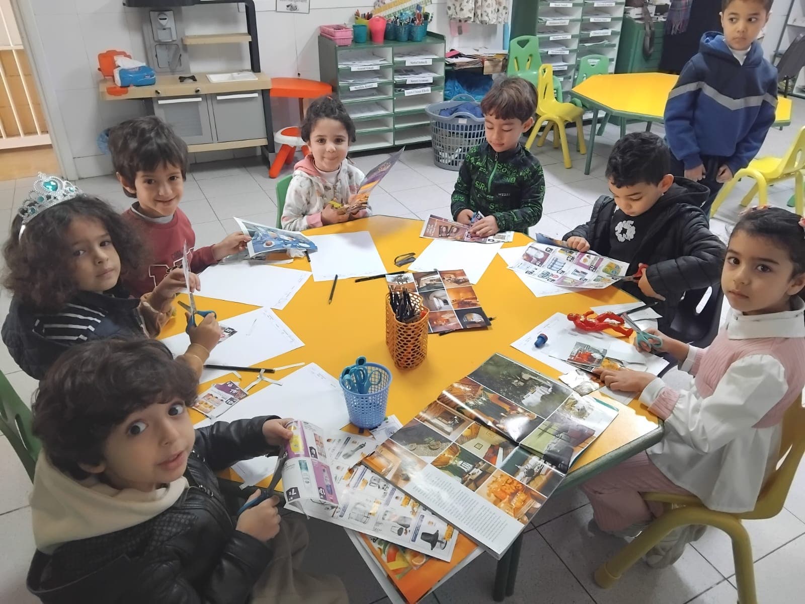 Activité découpe et collage en maternelle