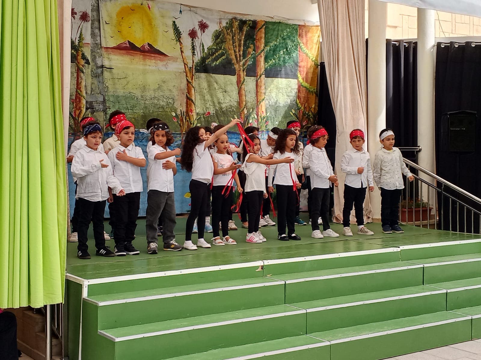 Représentation scolaire devant un décor peint
